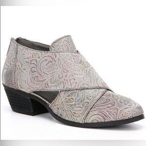 Very Volatile satin glossy silver floral embossed ankle booties size 6.5